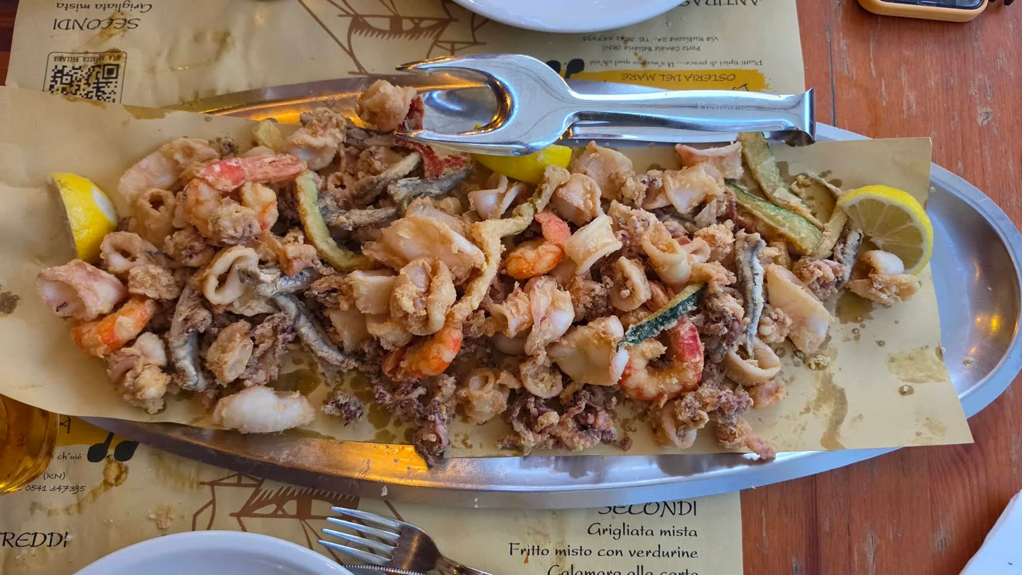 Fritto misto di pesce servito alla Baracca