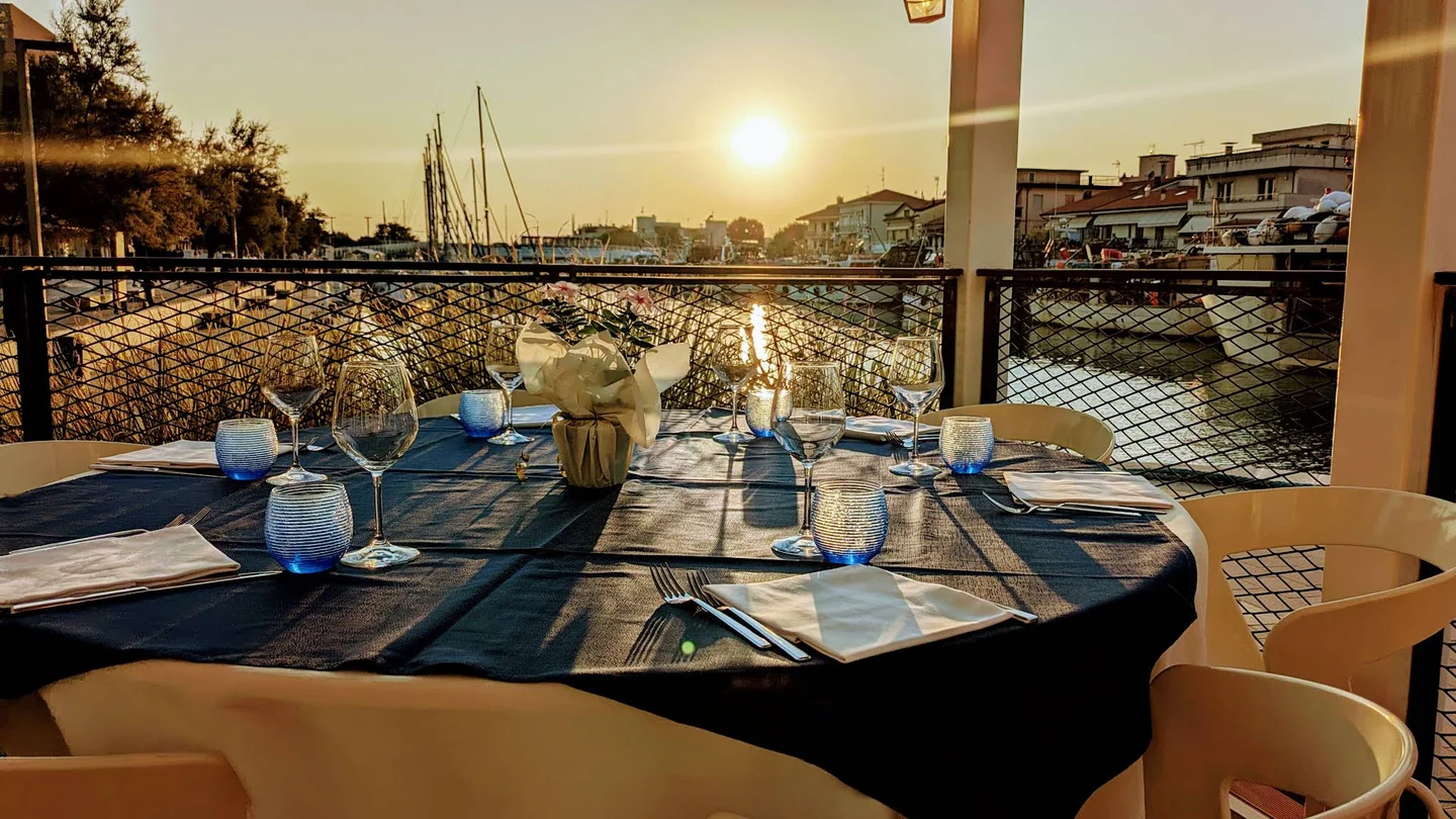 Un tavolo sul porto al tramonto — Ristorante La Baracca, Bellaria-Igea Marina